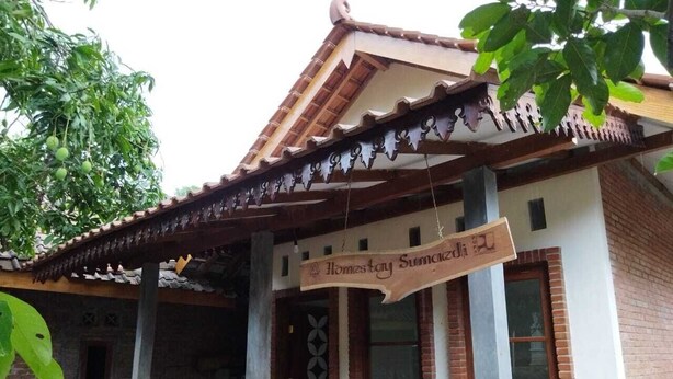 A traditional building with a sign reading "Homestay Sumedhi 20". - Borobudur Kampung Homestay - Sumaedi (Magelang)