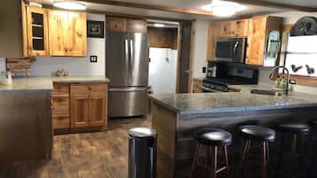 Microwave, dishwasher, coffee/tea maker, cookware/dishes/utensils