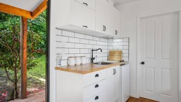 KylskÄp, mikrovÄgsugn, brödrost och grytor/köksredskap