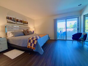2 chambres, bureau, fer et planche à repasser, lit de bébé portatif