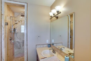 Kostenlose Toilettenartikel, Haartrockner, Handtücher