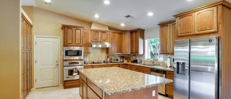 Réfrigérateur, four à micro-ondes, surface de cuisson, lave-vaisselle