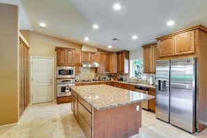 Réfrigérateur, micro-ondes, plaque de cuisson, lave-vaisselle