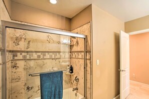 Set di cortesia gratuito, asciugacapelli, asciugamani