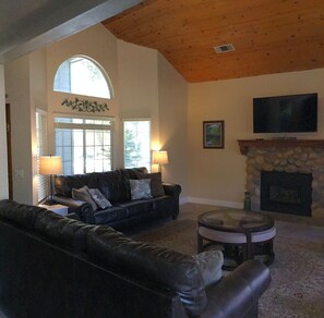 Smart TV, fireplace, video games, DVD player - Peaceful Riverfront Resort #2 (Three Rivers)