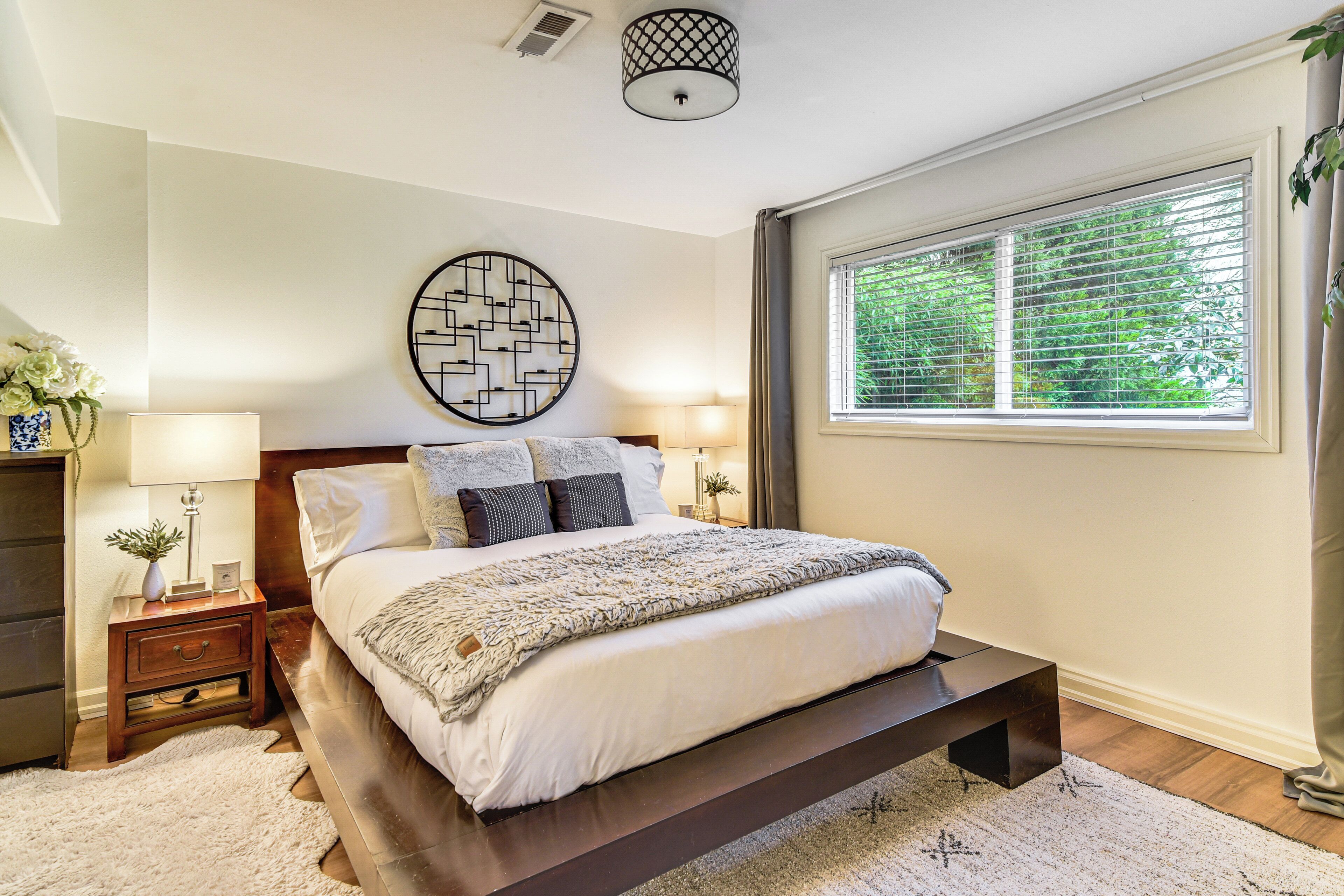 2 bedrooms, desk, travel cot, Internet