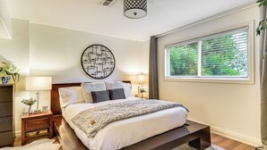 2 soverom, skrivebord, reiseseng for barn og internettilgang