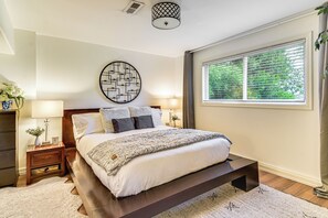 2 bedrooms, desk, travel cot, Internet - 3 Mi to Downtown Portland: Lush Flat w/ Fire Pit (Portland)