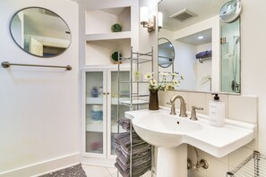 Hair dryer, towels - 3 Mi to Downtown Portland: Lush Flat w/ Fire Pit (Portland)