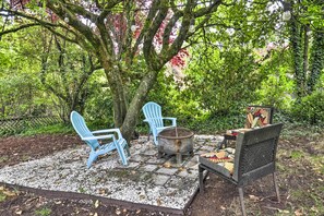 Property grounds - 3 Mi to Downtown Portland: Lush Flat w/ Fire Pit (Portland)