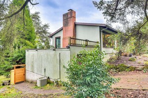Exterior - 3 Mi to Downtown Portland: Lush Flat w/ Fire Pit (Portland)