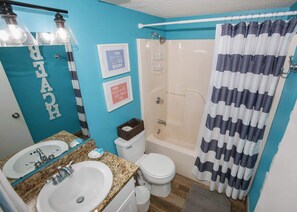 Combined shower/tub, towels