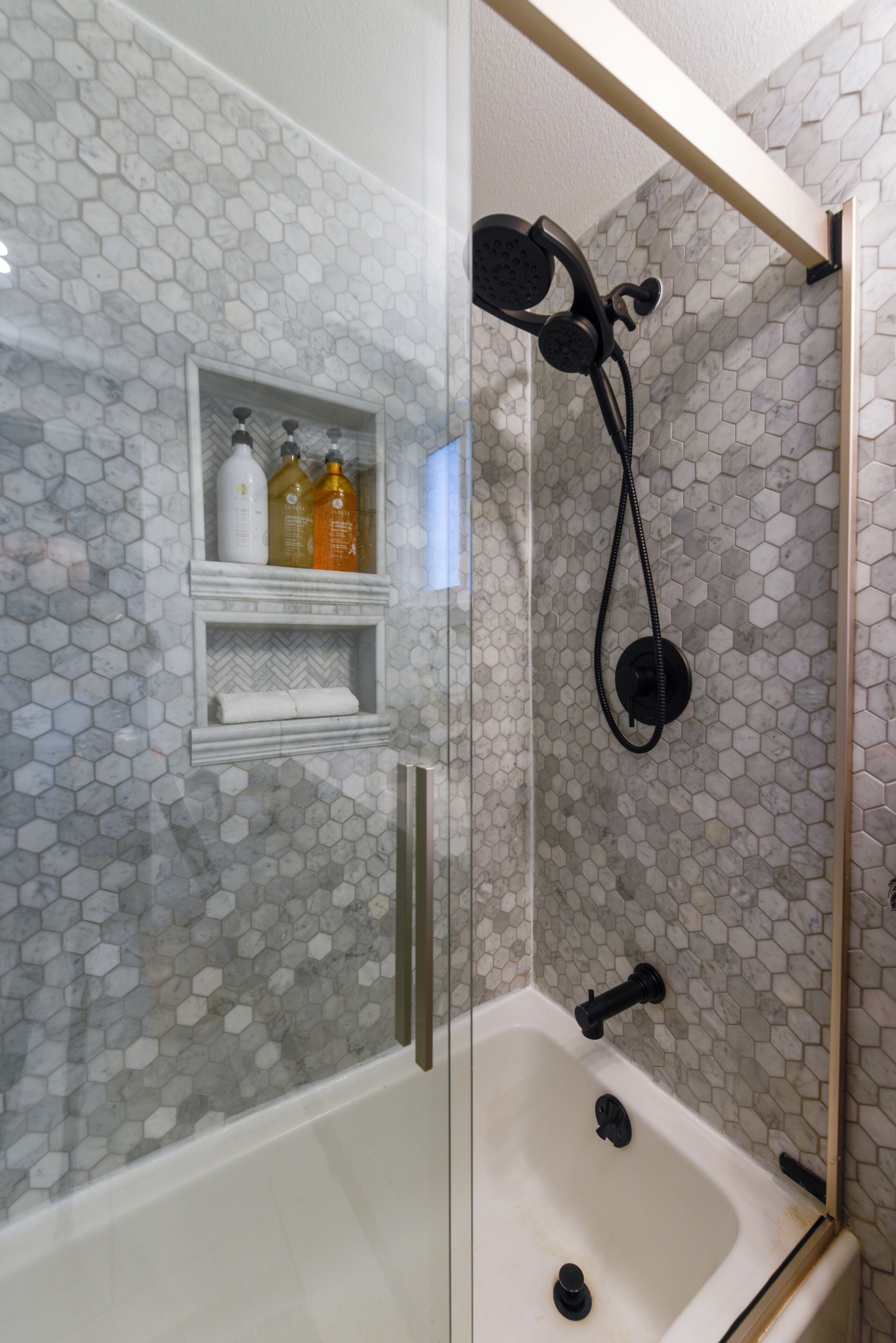 Combined shower/bathtub, hair dryer, towels, soap
