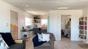 Un salon moderne avec un canapé, une table basse et une bibliothèque.