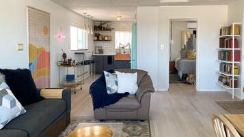 Smart-TV, Bücher, Stereoanlage, Drucker