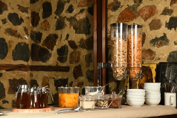 Esmorzar diari de cuina local gratuït 