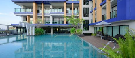 Piscine extérieure, parasols de plage, chaises longues