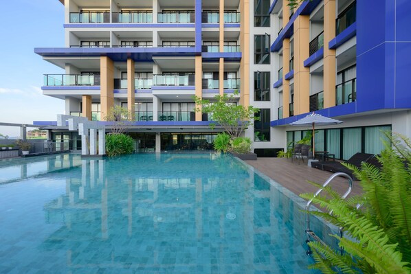 Outdoor pool, open 7:00 AM to 9:00 PM, pool umbrellas, pool loungers - Lewit Hotel Pattaya, a member of Radisson Individuals (Pattaya)