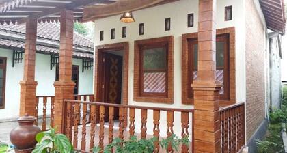 Borobudur Kampung Homestay - Suhadi