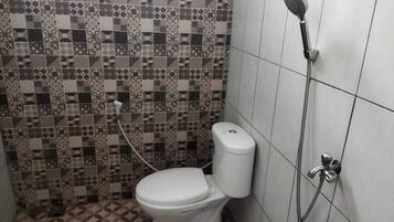 Combined shower/bathtub