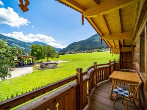 Outdoor dining - Chalet with sauna close to ski resorts (Aschau im Zillertal)