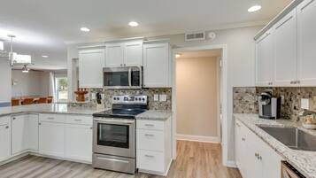 Fridge, microwave, stovetop, dishwasher