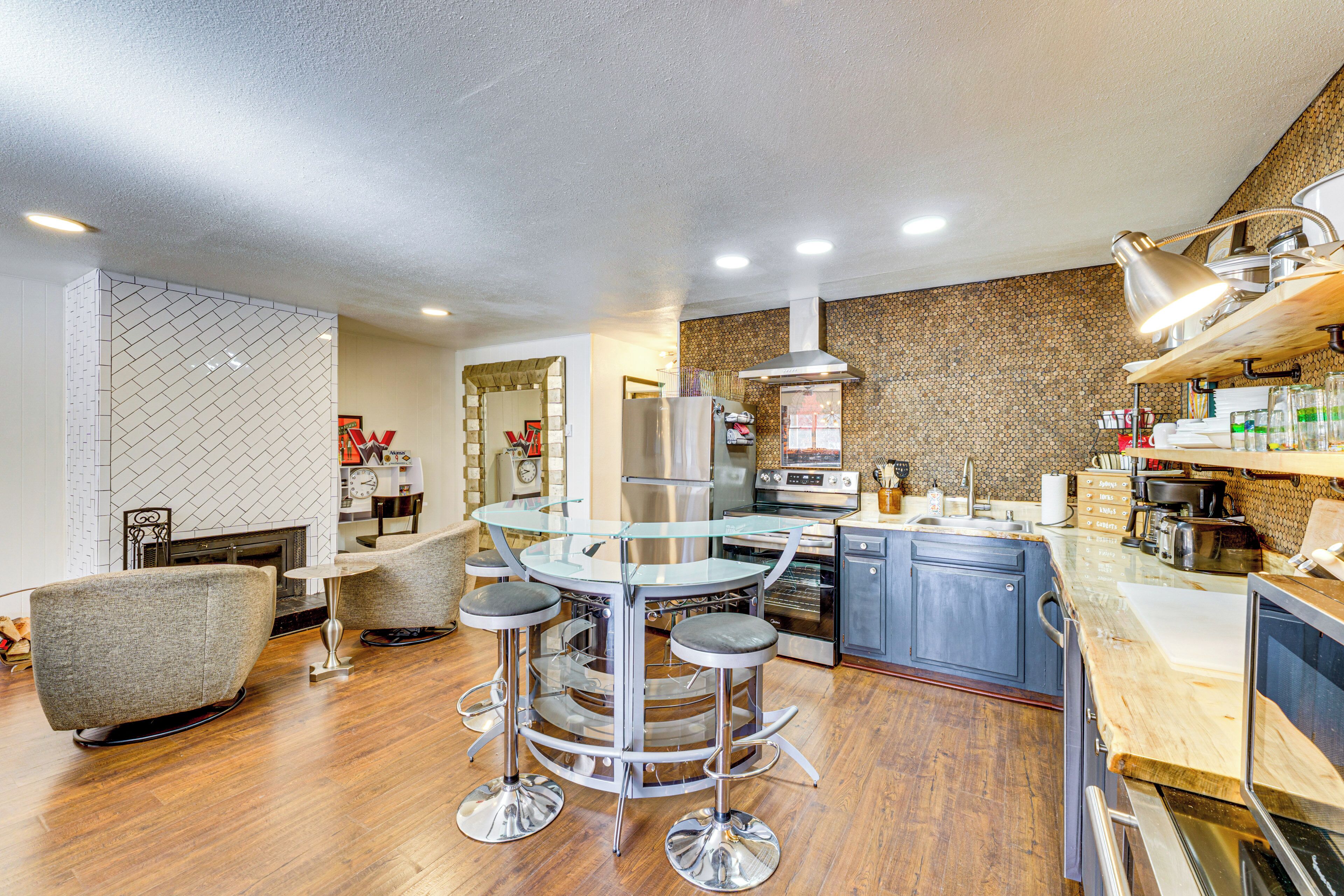 Geladeira, micro-ondas, cooktop, lava-louças