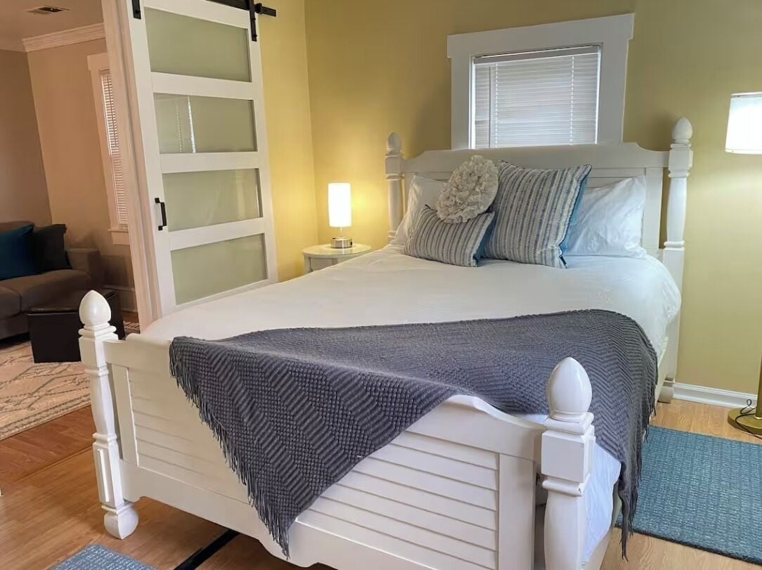 2 habitaciones, escritorio, tabla de planchar con plancha y wifi gratis 