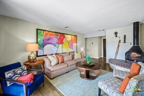 Smart-TV, Kamin, Bücher, Arbeitsbereiche