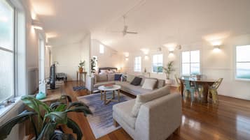 Télévision, lecteur de DVD, vidéothèque