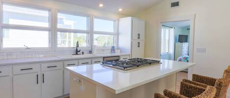 冷蔵庫、電子レンジ、食器洗い機、コーヒー / ティーメーカー