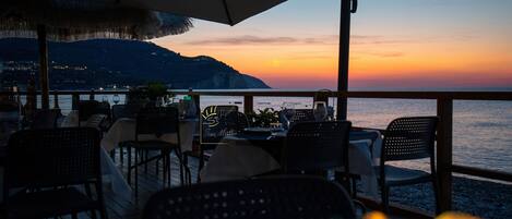 屋外ダイニングエリア