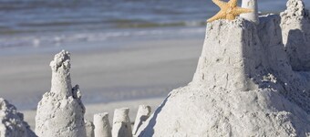 BEACHFRONT | DIRECT GULF VIEWS | SLEEPS 6 | HEATED POOL | IN-UNIT WASHER/DRYER | FORT MYERS BEACH