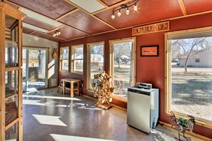 Interior - Cozy Choteau Home w/ Fire Pit, Grill, Yard! (Choteau)