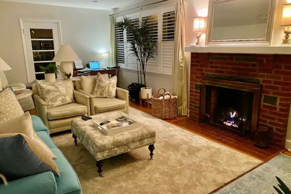 Een smart-tv, een open haard en een printer