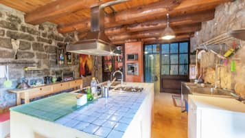 Een koelkast, een magnetron, een oven, een vaatwasser