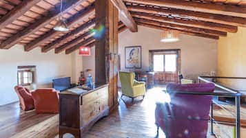 Een open haard, een dvd-speler en een tafeltennistafel