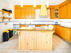 Fridge, microwave, oven, stovetop - Cottage in Vallcebre near Lake Tumi (Vallcebre)