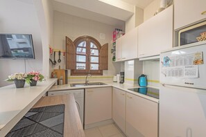 Een koelkast, een microgolfoven, een oven, een kookplaat