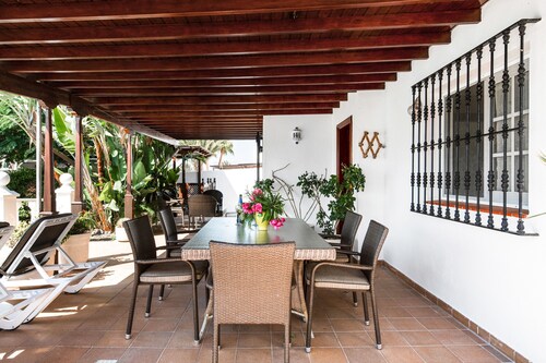 Villa 'Casa Colleen' with Heated Pool, Terrace, Garden, Wi-Fi & AC