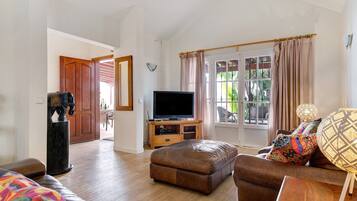 Fernseher, DVD-Player, Stereoanlage