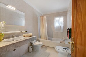 Baignoire, sèche-cheveux, serviettes fournies