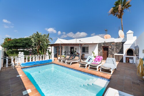Villa 'Casa Colleen' with Heated Pool, Terrace, Garden, Wi-Fi & AC