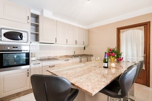 Fridge, microwave, oven, stovetop - Villa 'Casa Colleen' with Heated Pool, Terrace, Garden, Wi-Fi & AC (Puerto del Carmen)