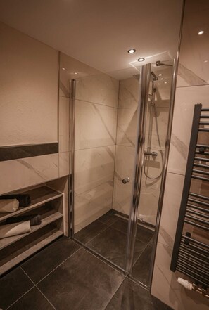 Haartrockner, Handtücher, Toilettenpapier