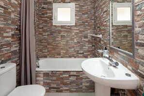 Bathtub, towels