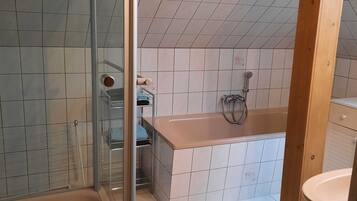 Douche, sèche-cheveux, serviettes fournies