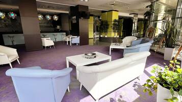 Coin salon dans le hall