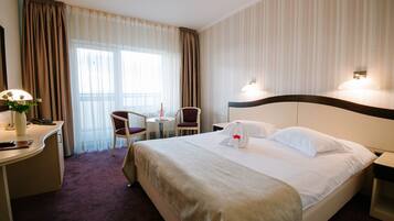 Minibaari, äänieristys, ilmainen Wi-Fi, vuodevaatteet