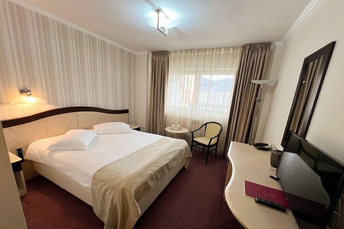 Minibar, kedap suara, Wi-Fi gratis, dan seprai linen